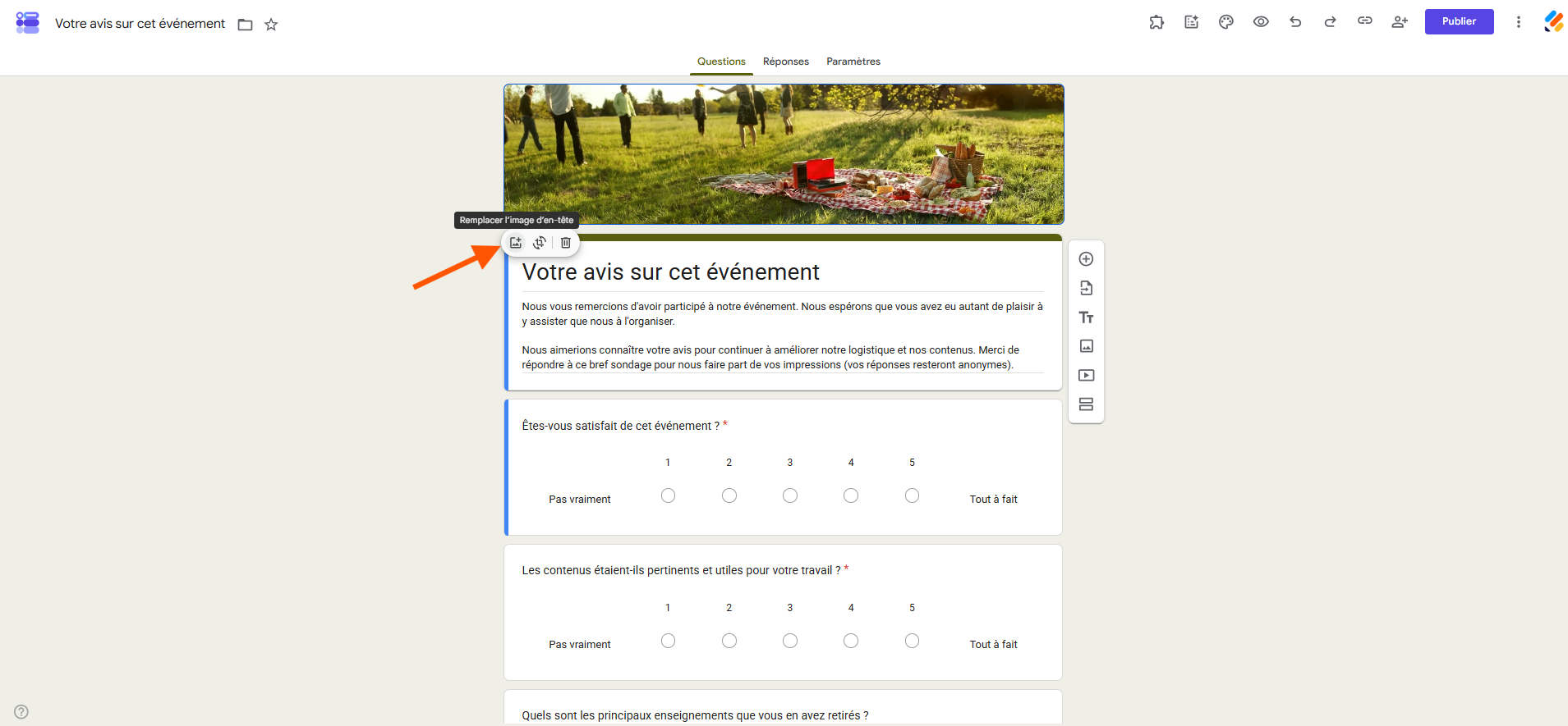 Capture d'écran d'un formulaire dans Google Forms avec une flèche pointant vers remplacer l'image d'en-tête