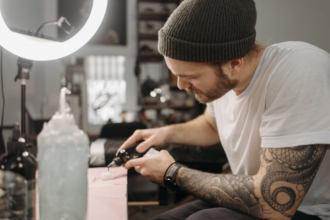 How to become a tattoo artist in 10 essential steps