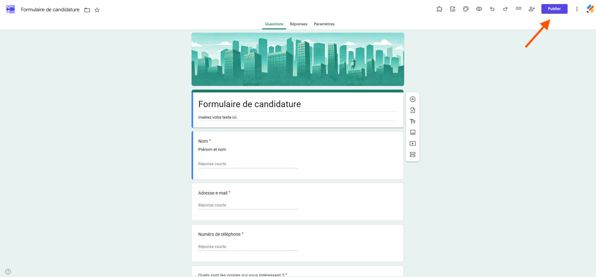 Capture d'écran de l'interface Google Forms avec un formulaire et une flèche pointant vers le bouton Publier