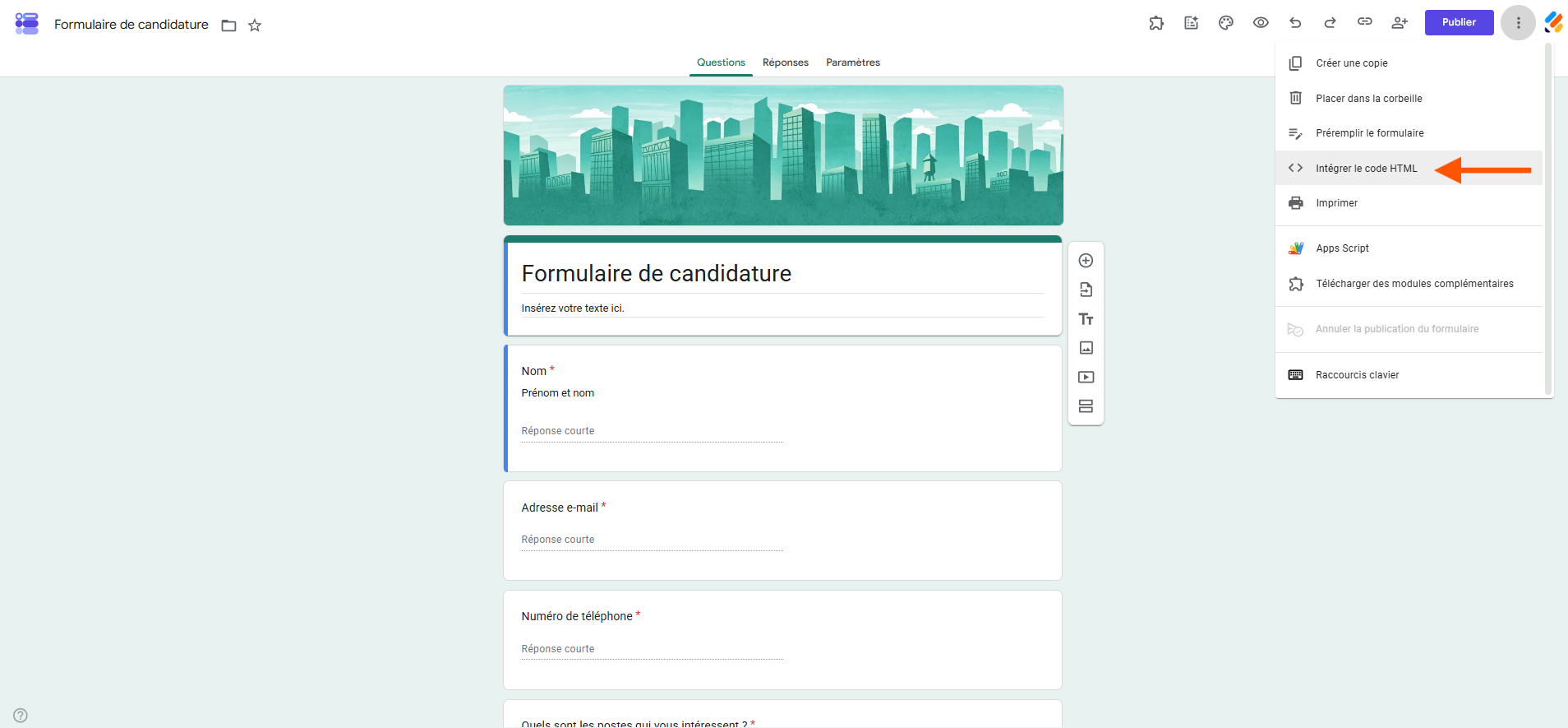 Capture d'écran de l'interface Google Forms avec un formulaire et une flèche pointant vers Intégrer le code HTML