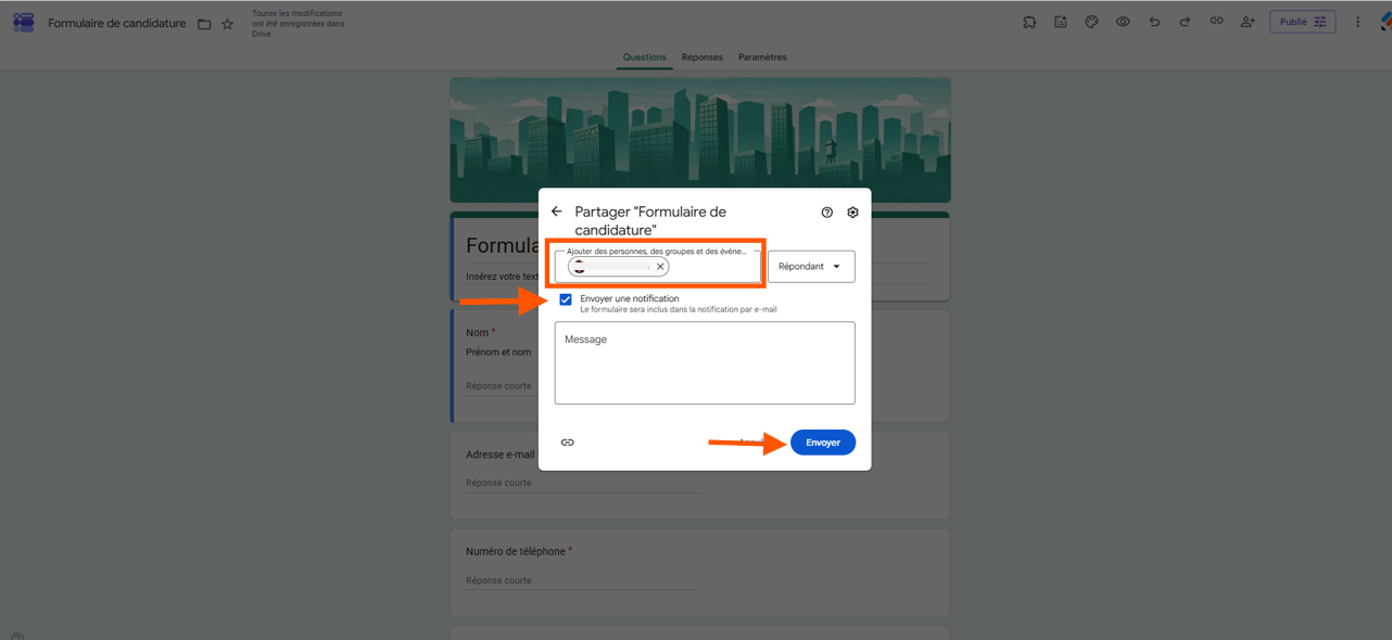Capture d'écran de l'interface Google Forms avec un formulaire et la fenêtre Partager un encadré autour de l'adresse email du destinataire, une flèche vers la case cochée et une autre vers Envoyer