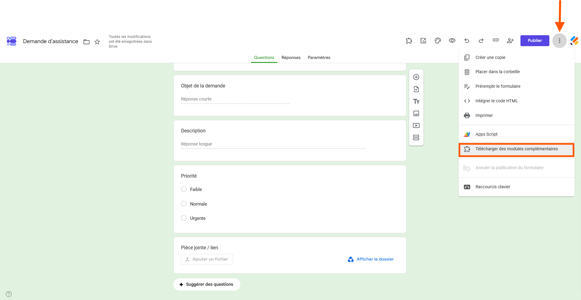 Capture d'écran d'un formulaire dans Google Forms avec une flèche pointant vers les trois points en haut à droite et un encadré autour de Télécharger un module complémentaire