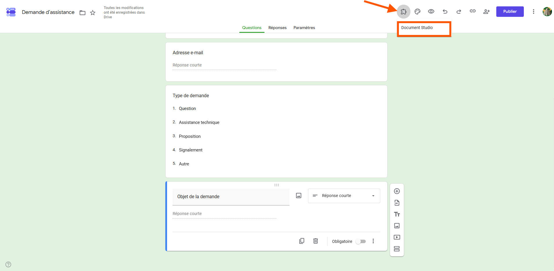 Capture d'écran d'un formulaire dans Google Forms avec une flèche pointant vers l'icône de puzzle et un encadré autour de Document Studio dans le menu qui s'ouvre