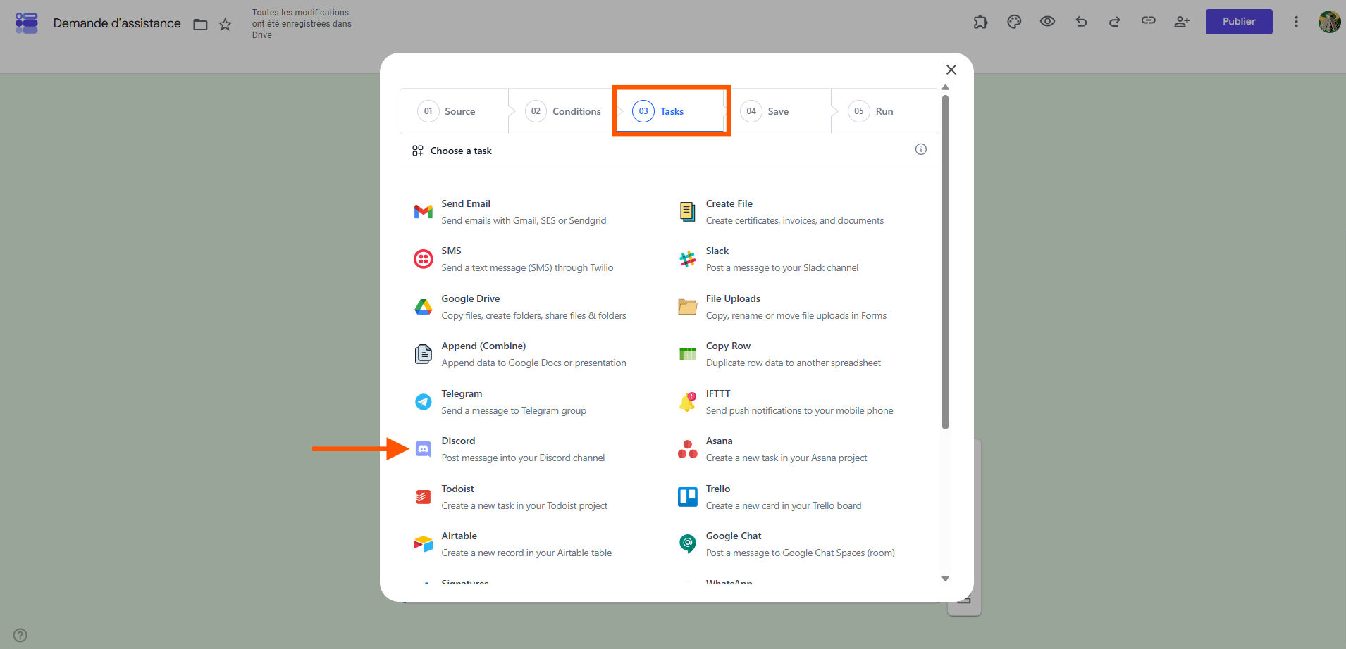 Capture d'écran de l'onglet Tasks de la fenêtre de création du workflow Document Studio dans Google Forms avec une flèche vers Discord