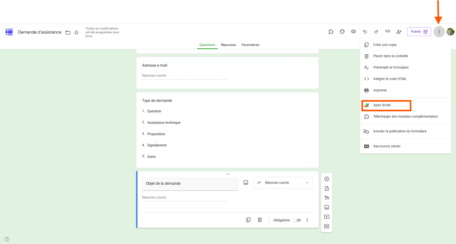 Capture d'écran du formulaire dans Google Forms avec une flèche vers les trois points verticaux en haut à droite et un encadré autour de Apps Script dans le menu ouvert