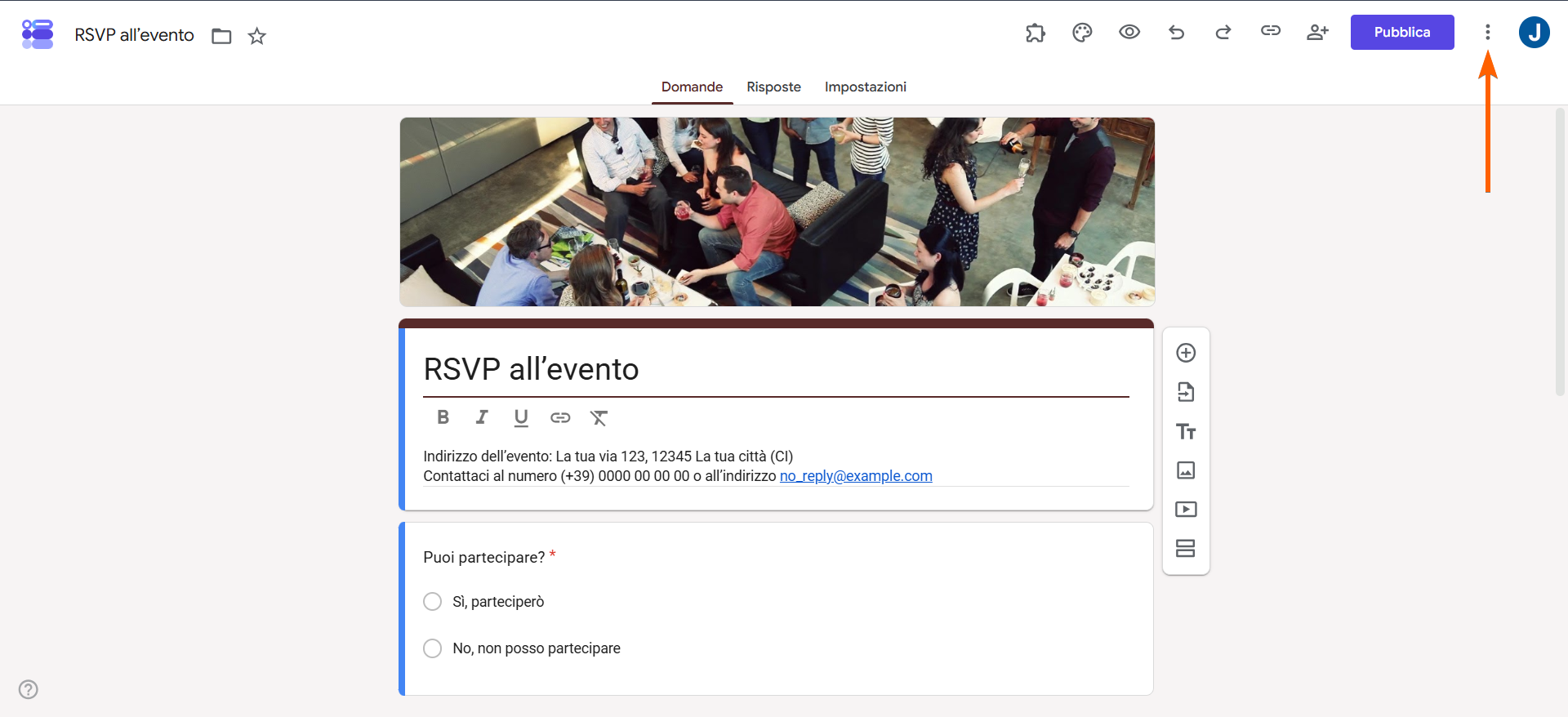 Screenshot di un modulo Google con una freccia che indica i tre puntini verticali in alto a destra