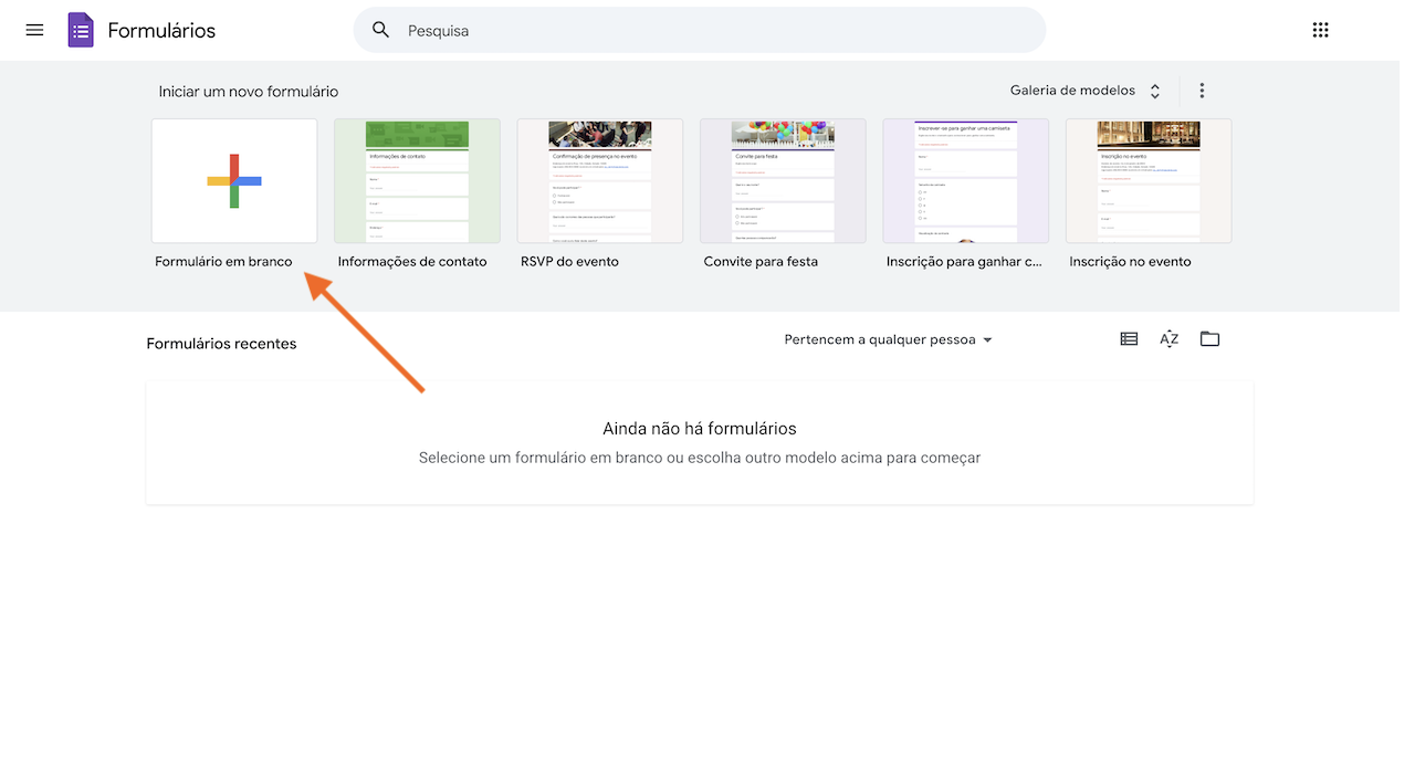 Captura de tela da página inicial do Formulários Google com uma seta apontando para o botão Formulário em branco