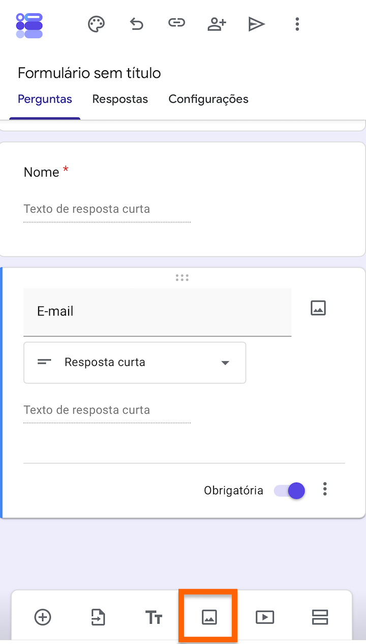 Formulários Google exibido no iPhone com opções de ferramentas para adicionar novas perguntas, enfatizando as capacidades de edição amigáveis para dispositivos móveis