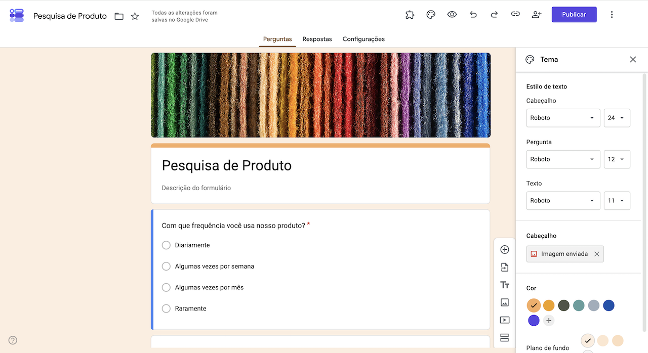 Formulário do Google com uma imagem de cabeçalho aplicada à pesquisa de produto e as opções de personalização do tema visíveis