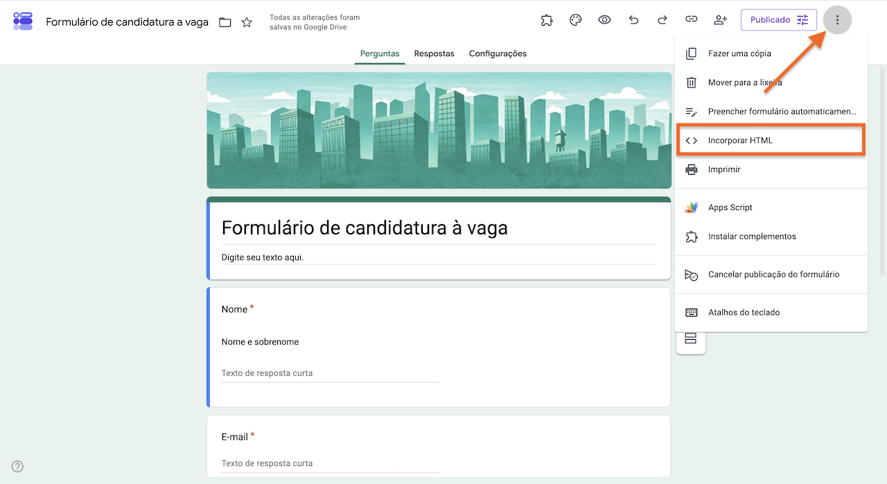 Menu "Mais opções" do Formulários Google com a opção "Incorporar HTML" destacada