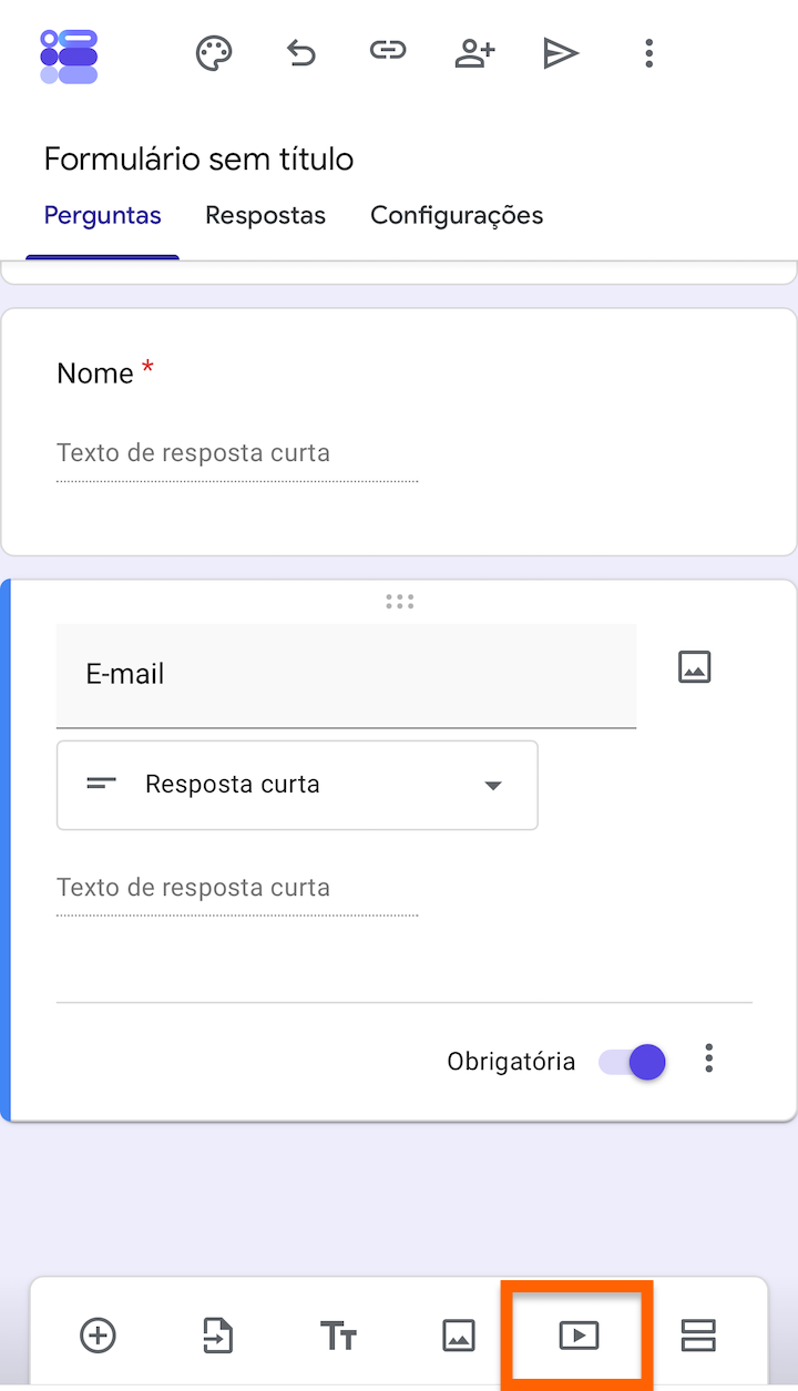 Formulários Google no iPhone mostrando o modo de edição para um formulário de feedback, destacando as opções de ferramentas para adicionar tipos de perguntas