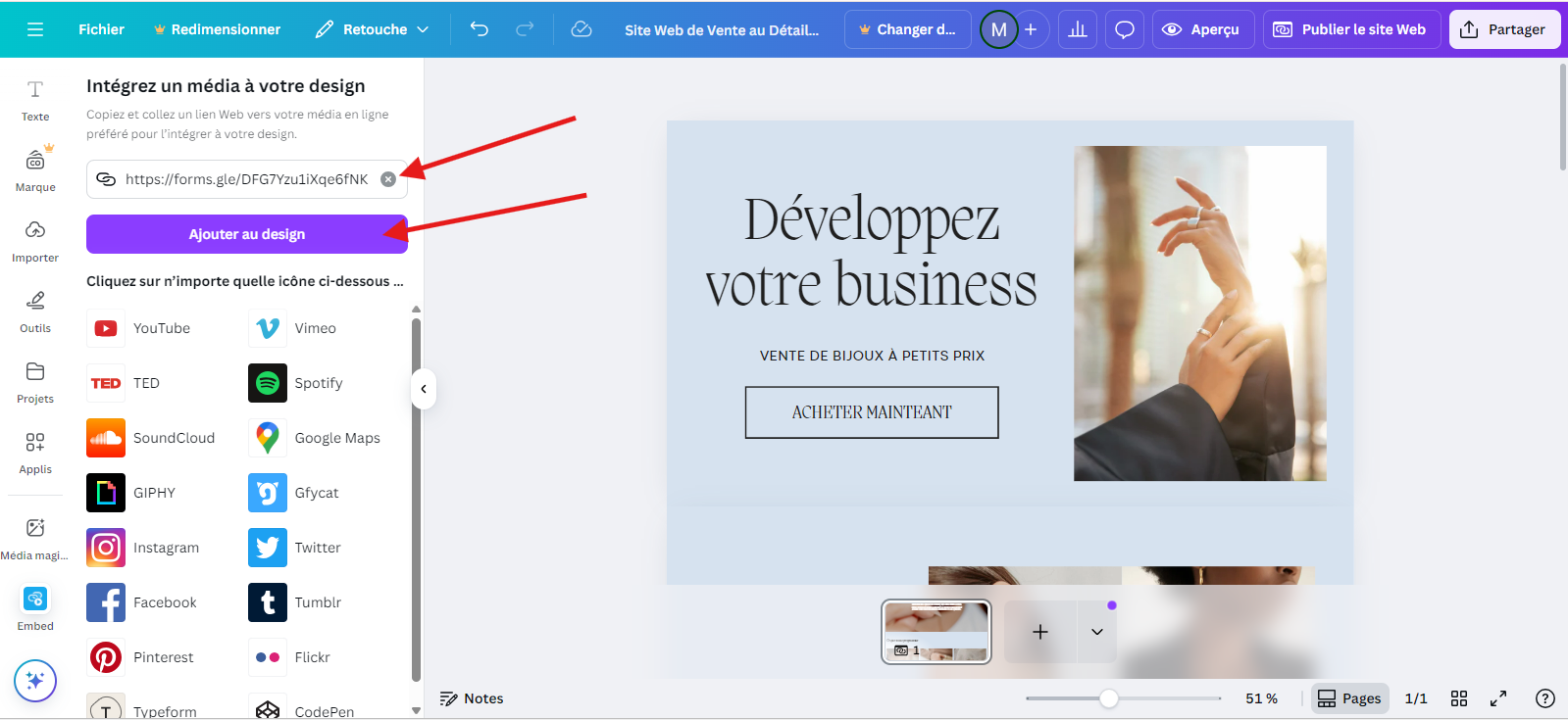 Capture d’écran d’un projet de site Canva, avec des flèches pointant vers la boîte de recherche contenant un lien Google Forms et le bouton « Ajouter au design » dans l'application Embed