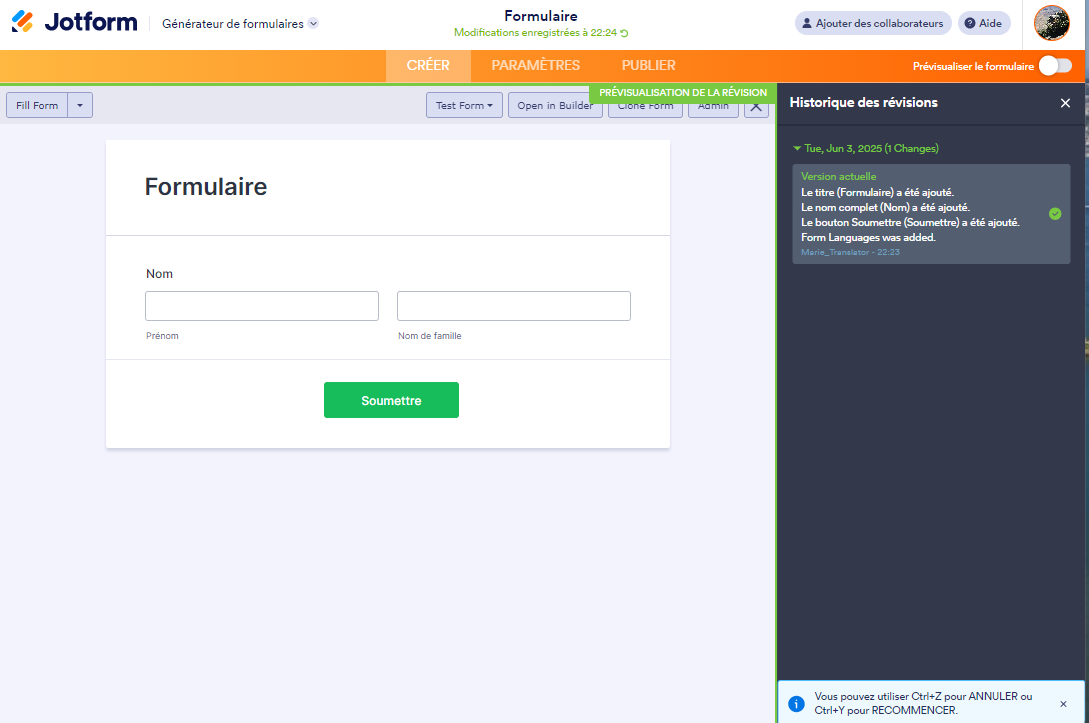 Interface du Générateur de formulaires Jotform indiquant l'enregistrement des modifications et l'historique des actions