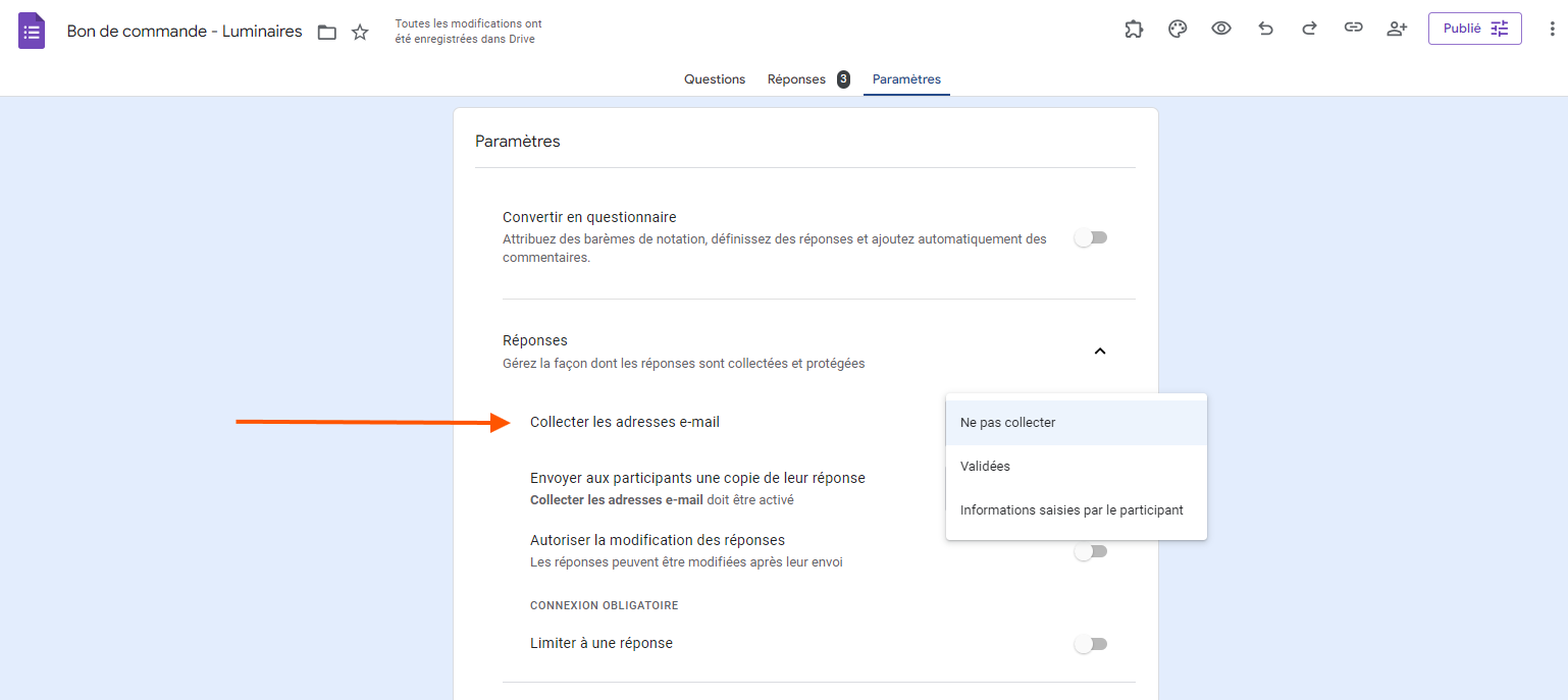 Capture d'écran de l'onglet Paramètres dans Google Forms avec une flèche pointant sur Collecter les adresses email