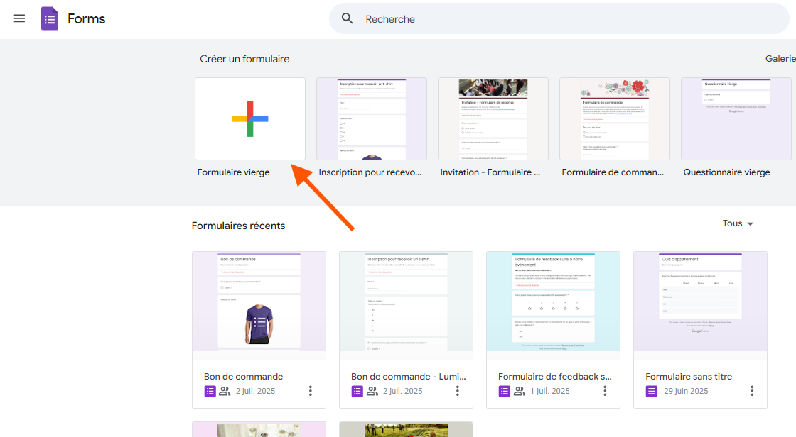 Capture d'écran de la page web de Google Forms affichant les options pour créer de nouveaux formulaires, avec une flèche pointant sur un Formulaire vierge et une liste des formulaires récents en dessous