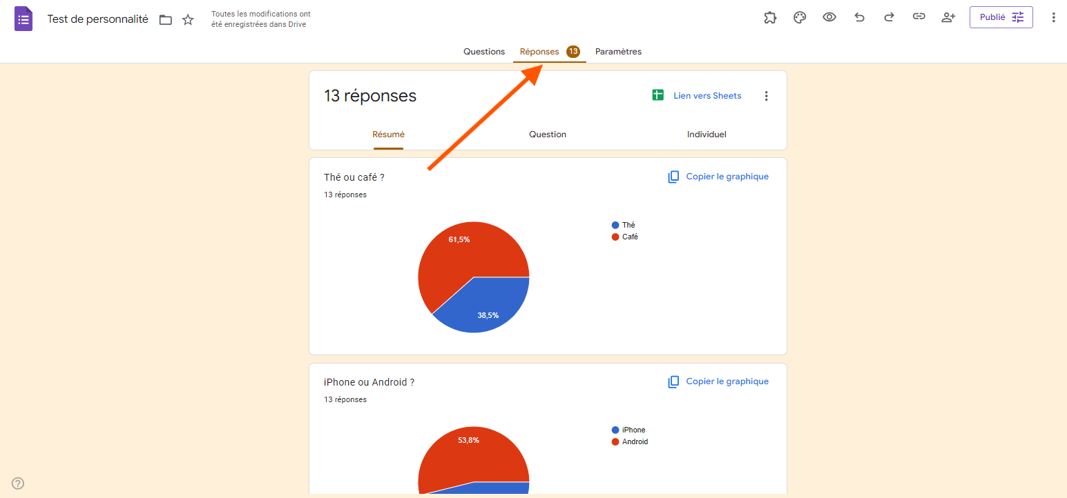 Capture d'écran de l'onglet Réponses du Test de personnalité avec une flèche pointant sur Réponses et des graphiques montrant une répartition des préférences pour Thé ou café ? et iPhone ou Android ?