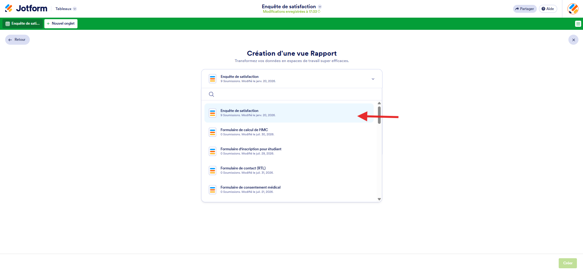 Capture d'écran de la page Création d'une vue Rapport dans les Tableaux Jotform avec une flèche pointant vers le formulaire sélectionné dans la liste déroulante des formulaires