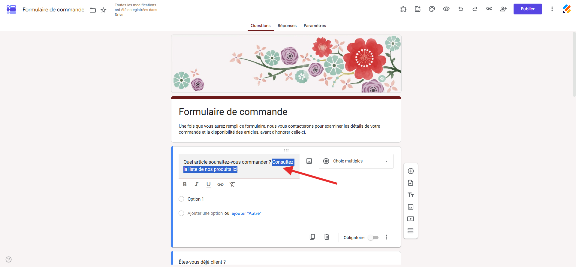 Capture d'écran d'un formulaire dans Google Forms avec une flèche vers le texte sélectionné dans la question à choix multiples intitulée Quel article souhaitez-vous commander ? Consultez la liste de nos produits ici