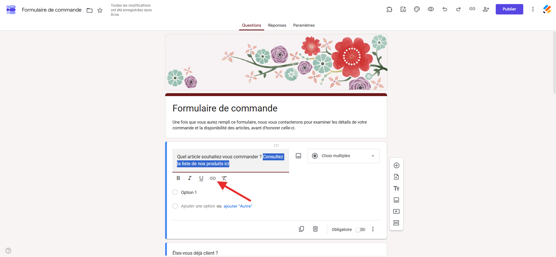 Capture d'écran d'un formulaire dans Google Forms avec une flèche vers l'icône de lien sous le texte sélectionné dans la question à choix multiples intitulée Quel article souhaitez-vous commander ? Consultez la liste de nos produits ici