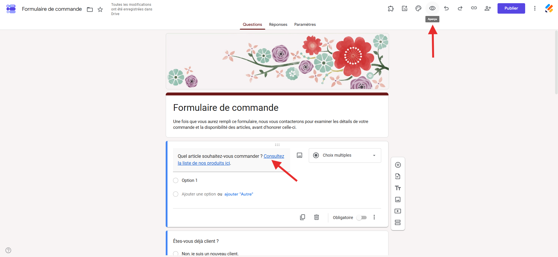 Capture d'écran d'un formulaire dans Google Forms avec une flèche vers le texte auquel le lien a été ajouté et une autre flèche vers l'icône Aperçu