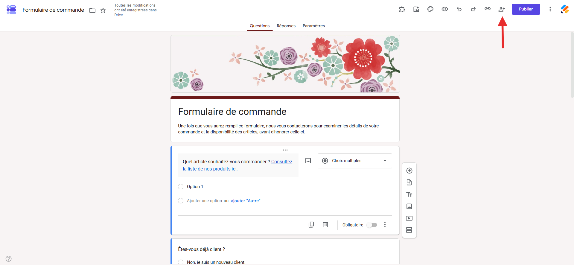 Capture d'écran d'un formulaire dans Google Forms avec une flèche vers l'icône de personne avec un plus