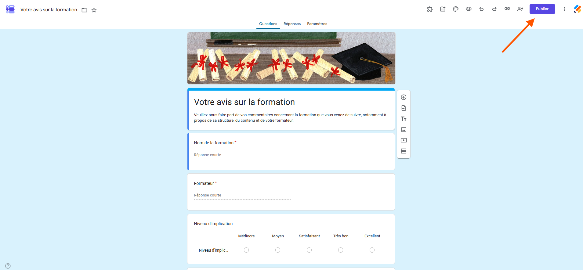 Capture d'écran d'un formulaire Votre avis sur la formation dans l'interface Google Forms avec une flèche pointant vers le bouton Publier