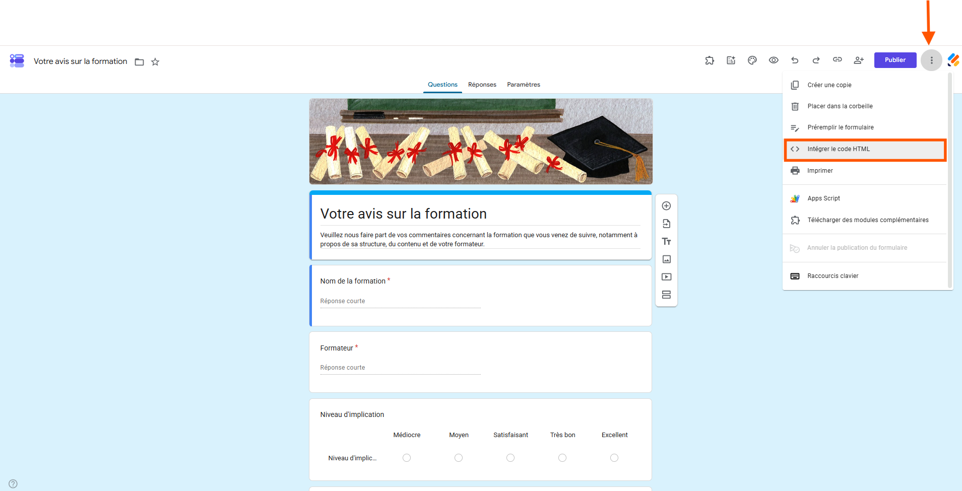 Capture d'écran d'un formulaire Votre avis sur la formation dans l'interface Google Forms avec une flèche pointant vers les trois points verticaux et un encadré autour de Intégrer le code HTML dans le menu