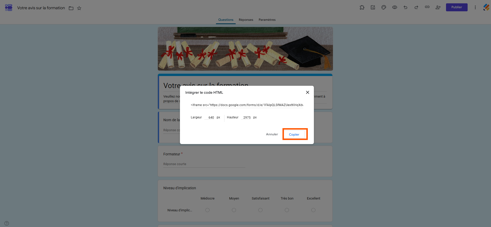 Capture d'écran d'un formulaire Votre avis sur la formation dans l'interface Google Forms avec un encadré autour du bouton Copier dans la fenêtre Intégrer le code HTML