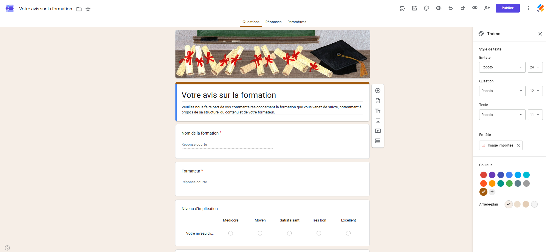 Capture d'écran de l'interface de Google Forms avec un exemple de formulaire d'avis sur une formation et les options de thème