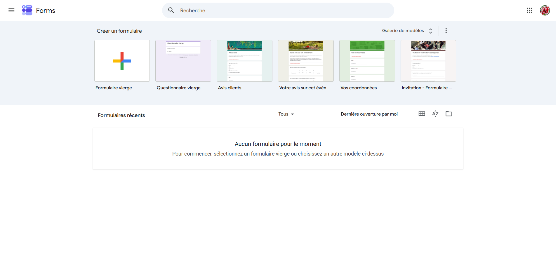 La page d'accueil de Google Forms avec les options qui permettent de créer un formulaire vierge ou de choisir parmi les modèles suggérés