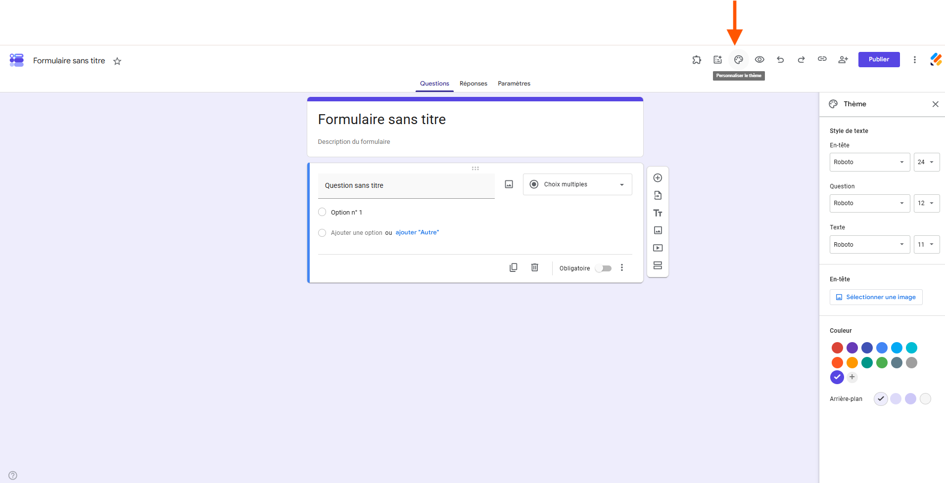 Capture d'écran de l'interface de personnalisation de Google Forms avec une flèche pointant vers l'icône de palette et le volet Thème ouvert à droite