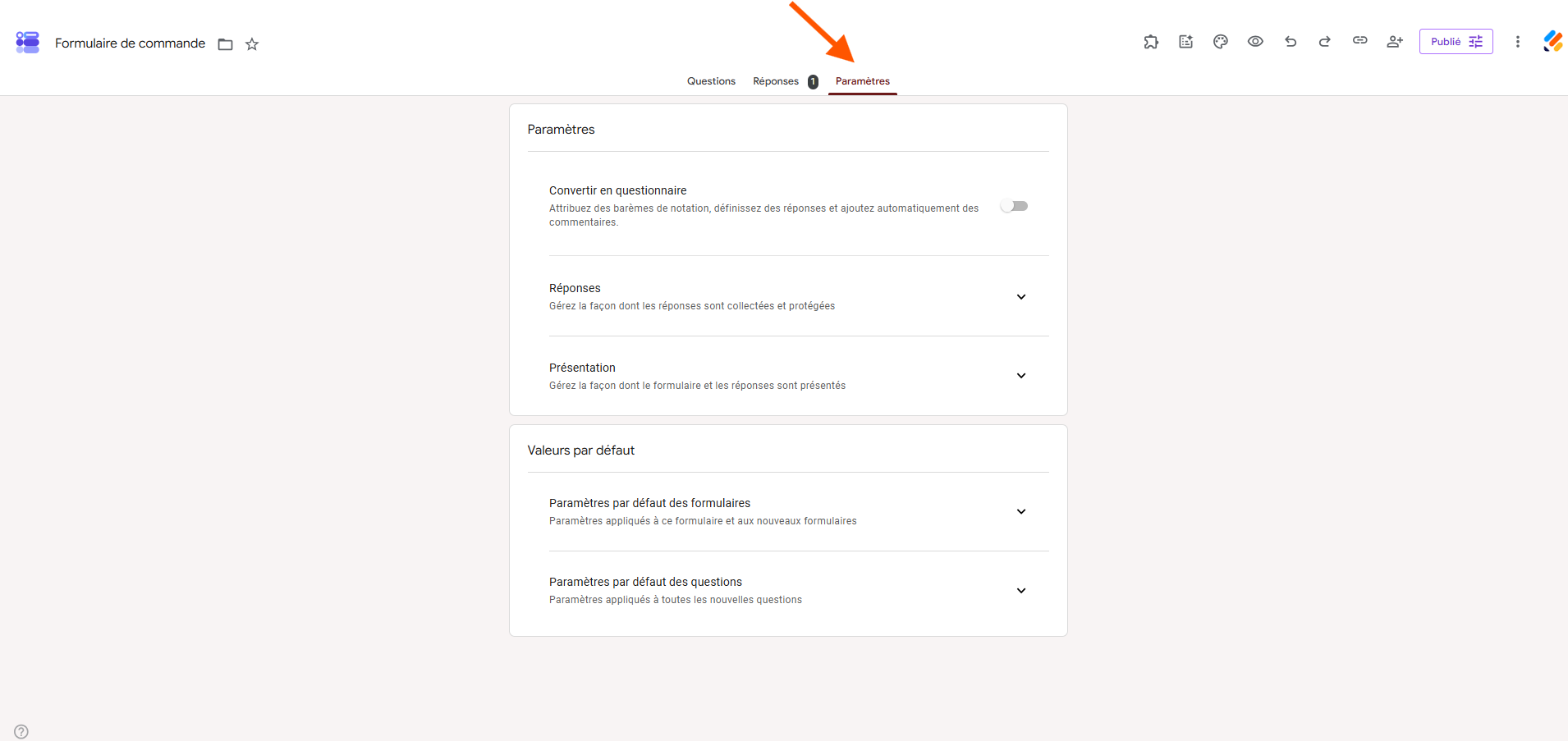 Capture d'écran du formulaire Google Forms avec une flèche pointant vers l'onglet Paramètres