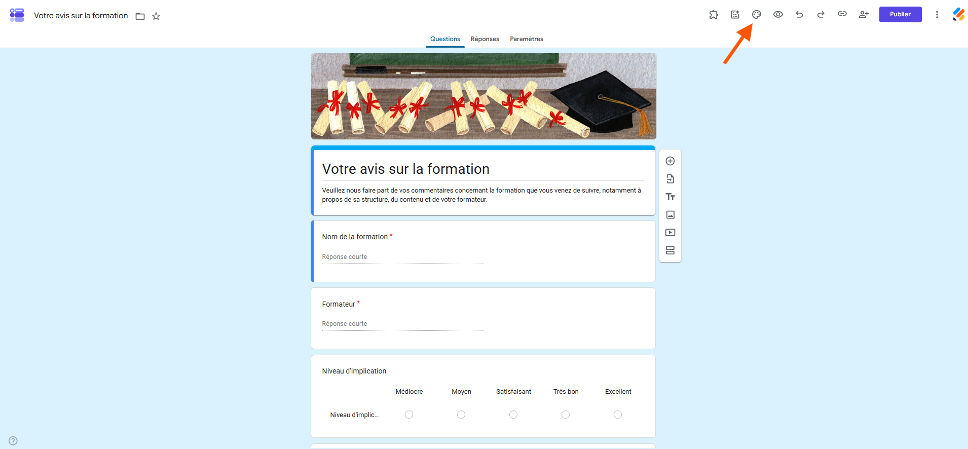 Capture d'écran d'un formulaire dans Google Forms avec une flèche pointant vers l'icône en forme de palette de peinture