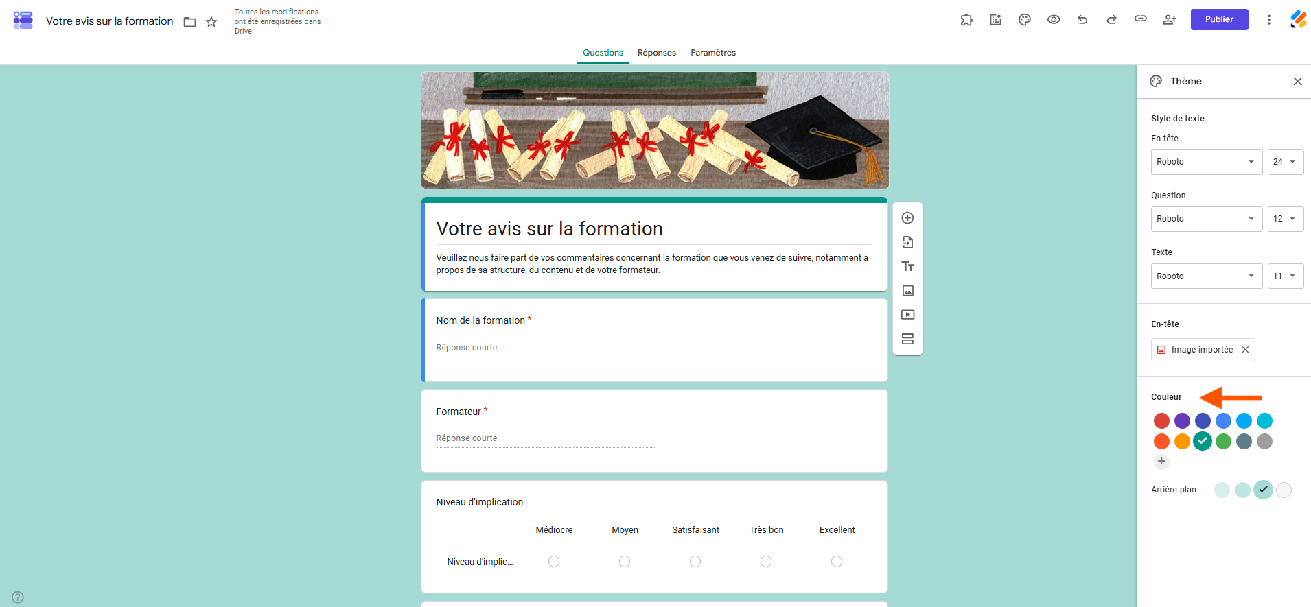 Capture d'écran d'un formulaire dans Google Forms avec une flèche pointant vers Couleur dans le volet Thème qui s'affiche à droite