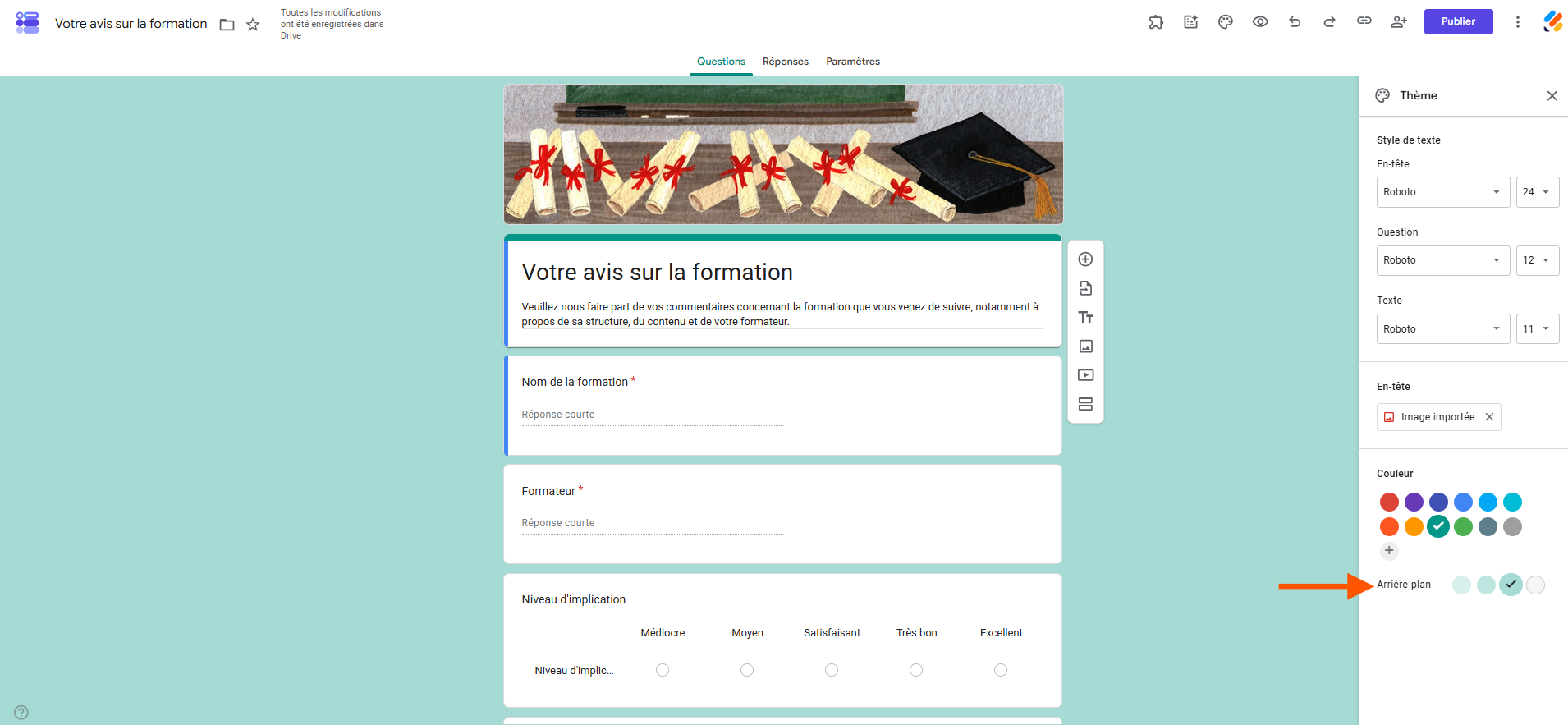 Capture d'écran d'un formulaire dans Google Forms avec une flèche pointant vers Arrière-plan dans le volet Thème qui s'affiche à droite