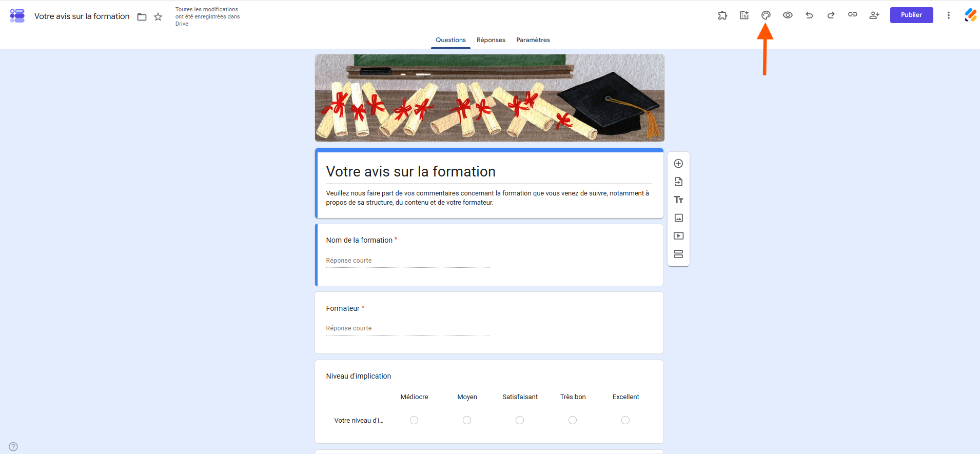 Capture d'écran d'un formulaire dans Google Forms avec une flèche pointant vers l'icône de palette de peintre