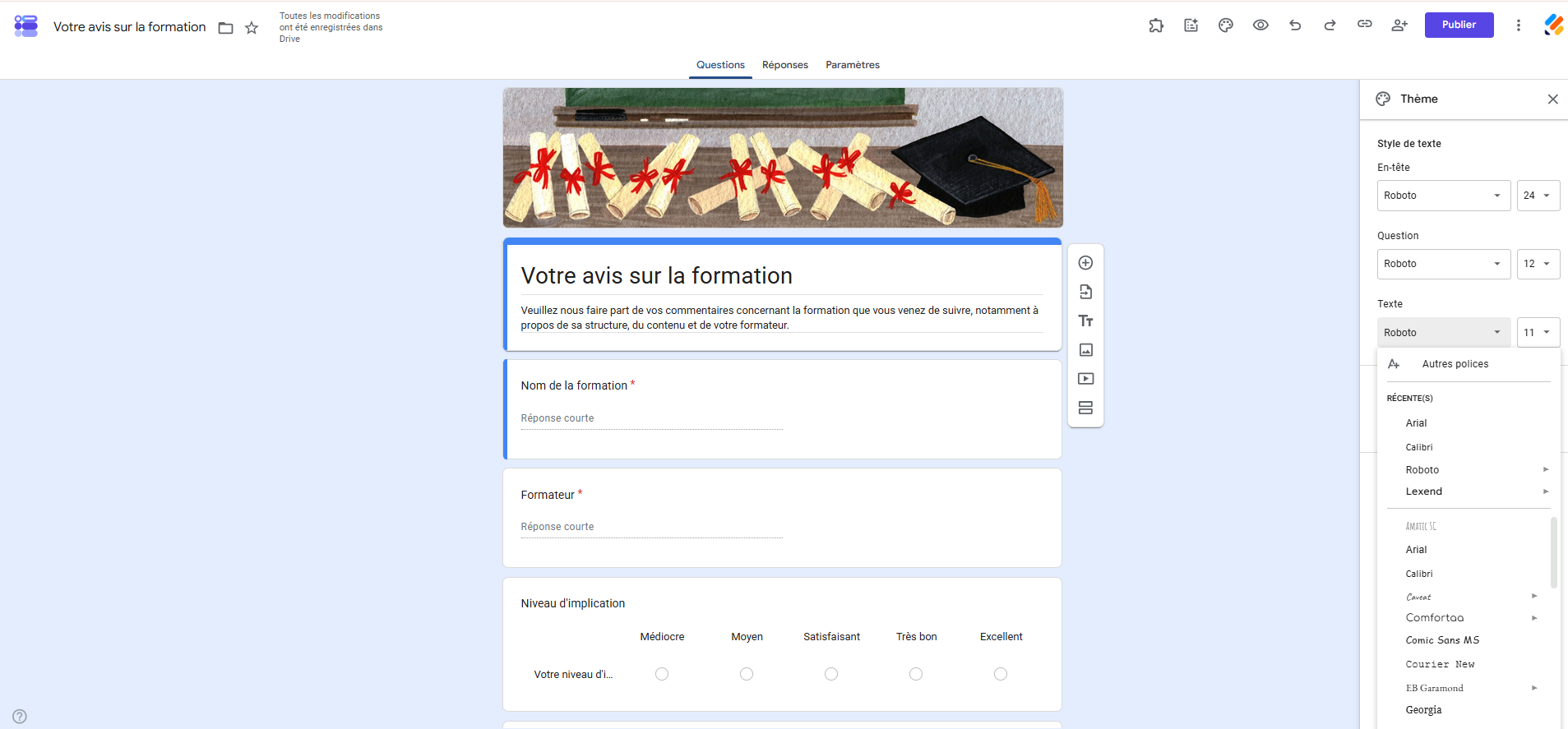 Capture d'écran d'un formulaire dans Google Forms avec le menu des polices ouvert dans l'option Texte de la section Style de texte dans le volet Thème à droite