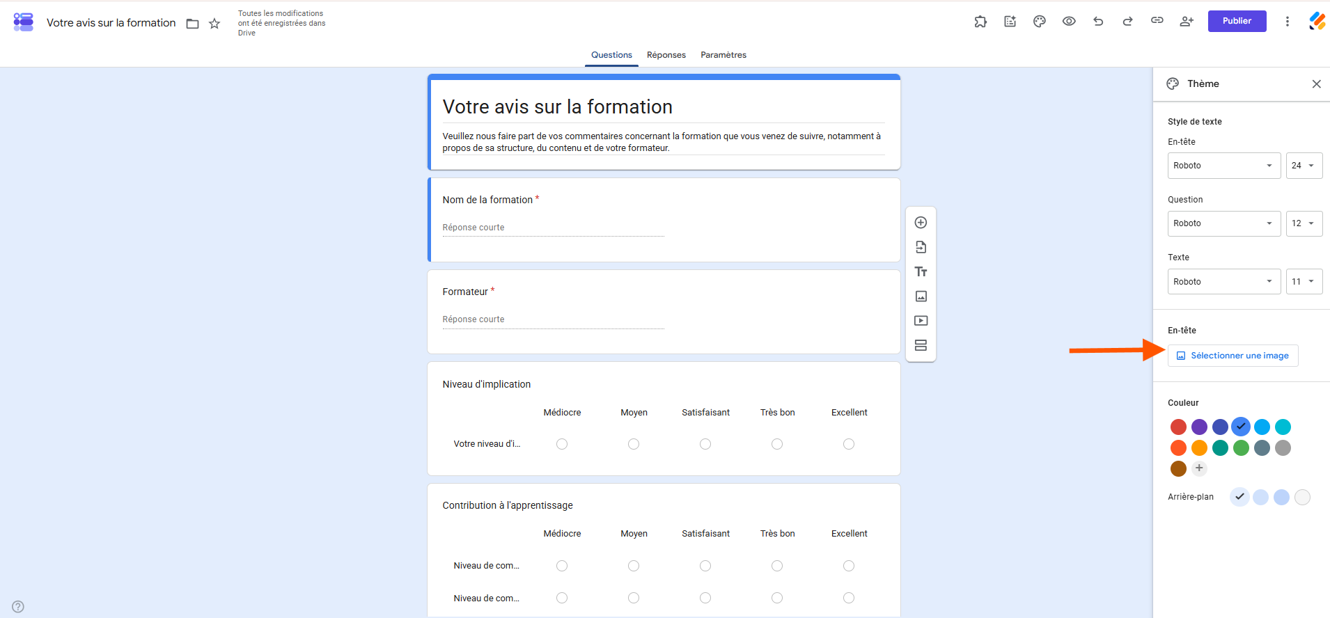 Capture d'écran d'un formulaire dans Google Forms avec le volet Thème ouvert à droite et une flèche pointant vers En-tête et le bouton Sélectionner une image