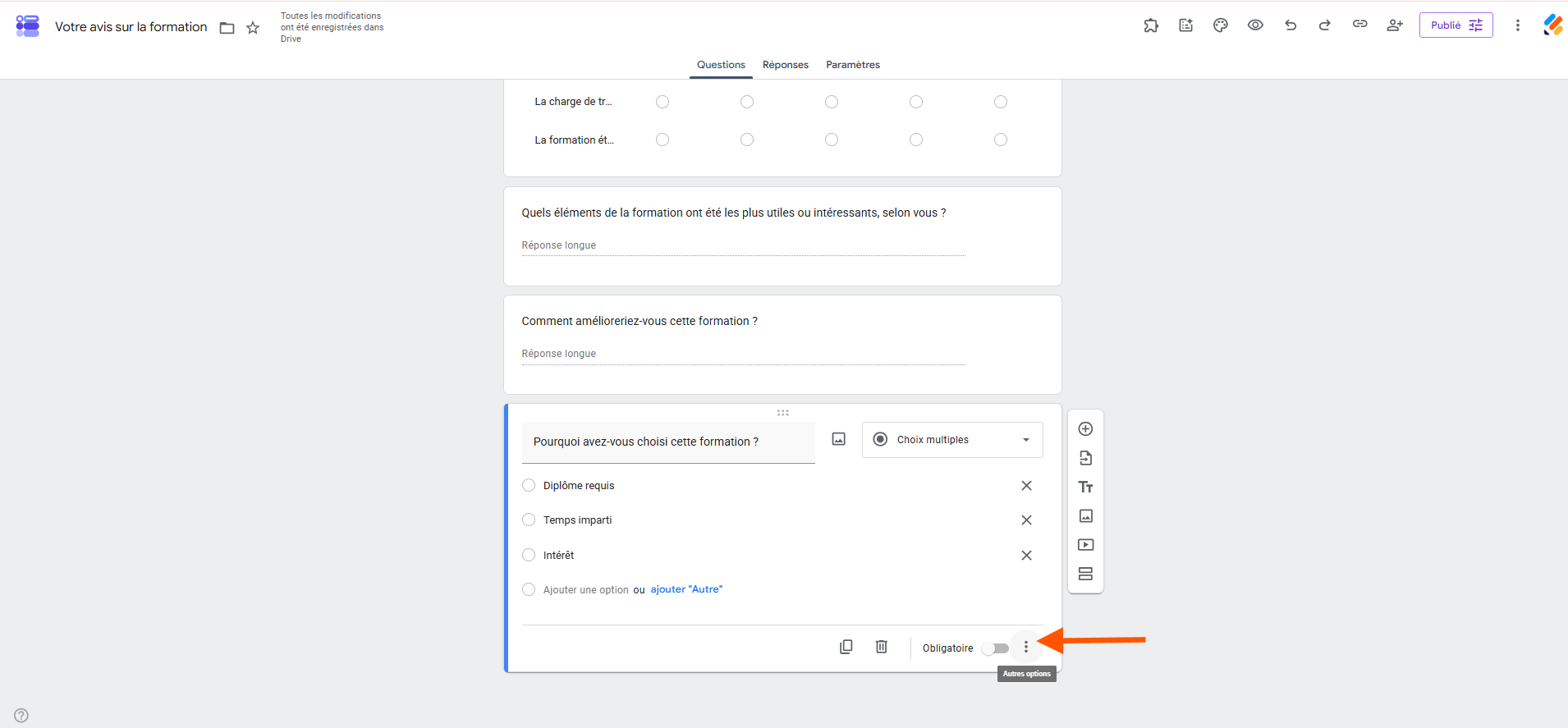 Capture d'écran d'un formulaire dans Google Forms avec une question Choix multiples et une flèche pointant vers les trois points