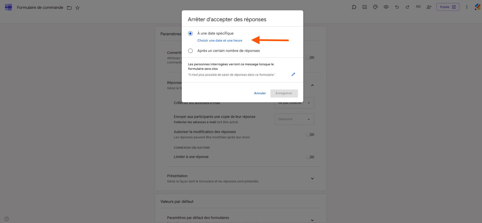 Capture d'écran d'un formulaire publié dans l'interface Google Forms avec la fenêtre Arrêter d'accepter des réponses et une flèche pointant vers Choisir une date et une heure