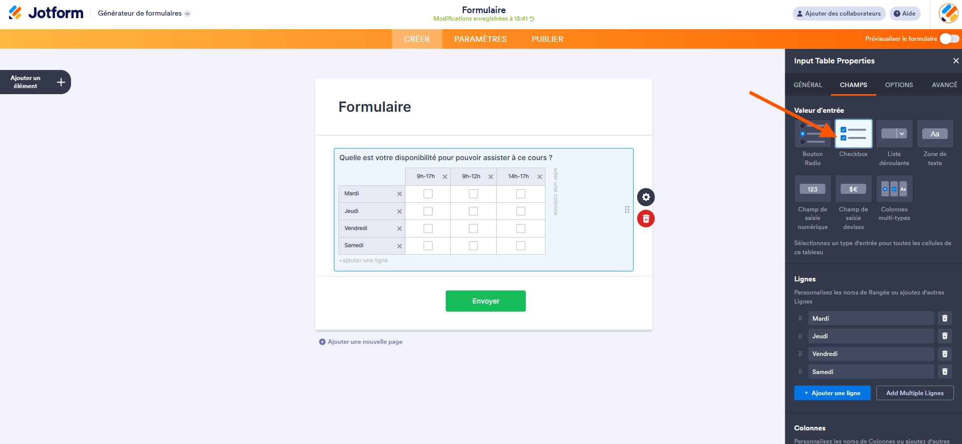 Capture d'écran d'un formulaire dans Jotform avec un champ Tableau de saisie dont les champs ont été personnalisés et le tableau de saisie transformé en Cases à cocher avec une flèche pointant vers Cases à cocher dans le volet Propriétés du tableau de saisie