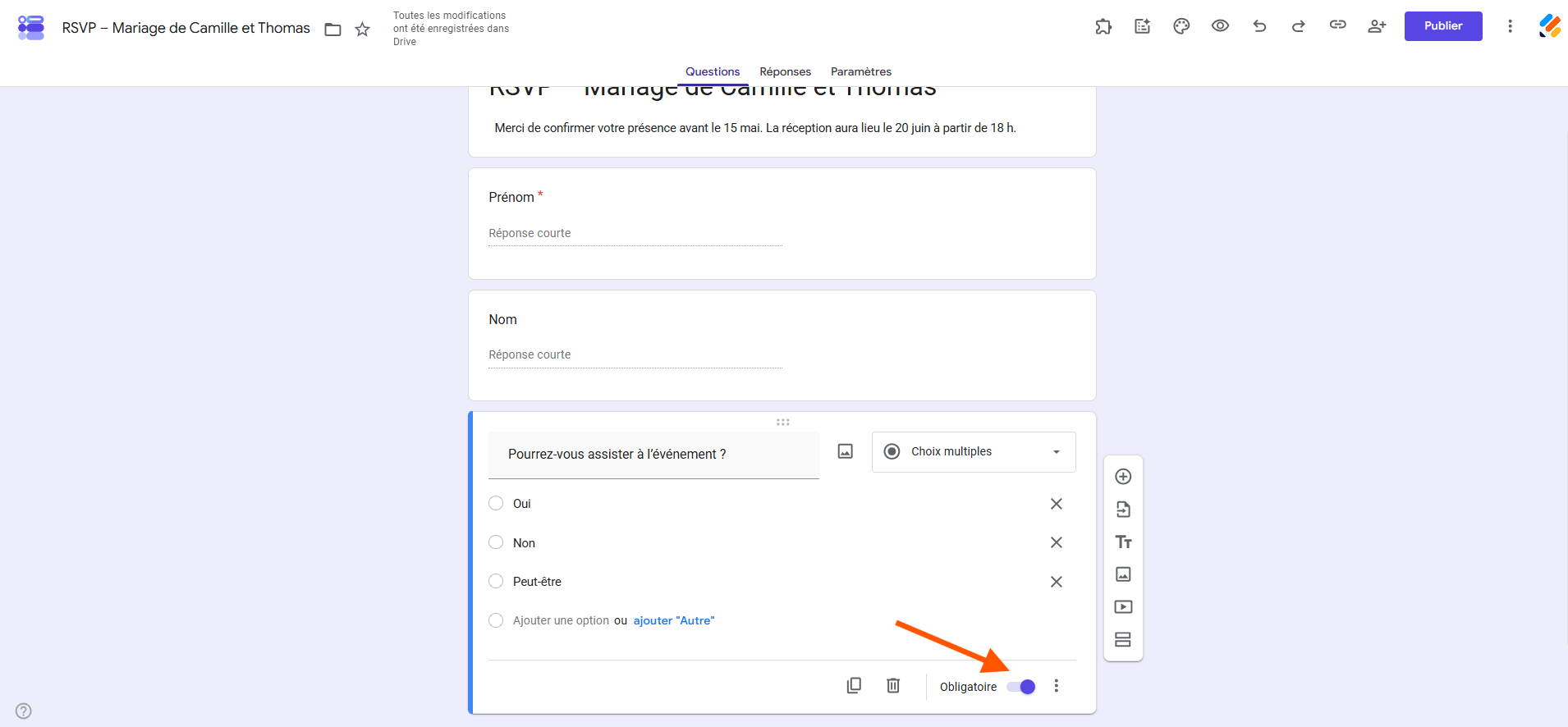 Capture d'écran de l'éditeur Google Forms avec une flèche pointant vers le bouton bascule Obligatoire en bas à droite de la question