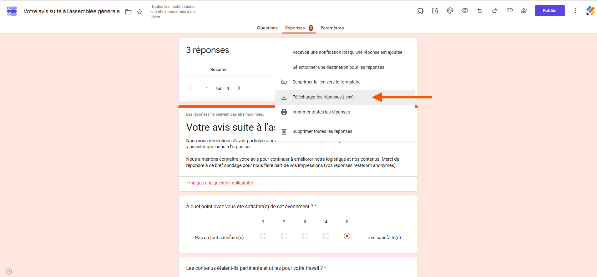 Capture d'écran de l'onglet Réponses d'un formulaire Google Forms avec le menu des trois points verticaux ouvert et une flèche vers Télécharger les réponses (