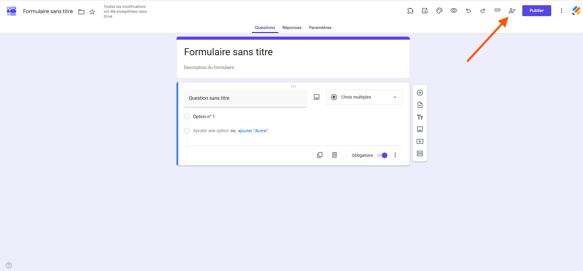 Capture d'écran d'un formulaire sans titre dans l'interface Google Forms avec une question sans titre et une flèche pointant vers l'icône Partager