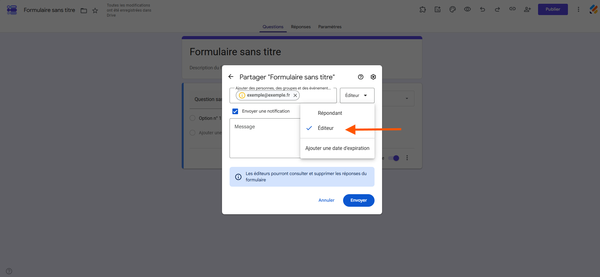 Capture d'écran de la fenêtre Partager dans l'interface Google Forms avec un destinataire ajouté et une flèche pointant vers Éditeur dans le menu Répondant ou Éditeur