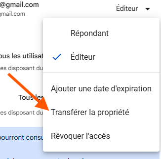 Capture d'écran du menu à côté du nom de la personne avec accès dans l'interface Google Forms avec une flèche pointant vers Transférer la propriété