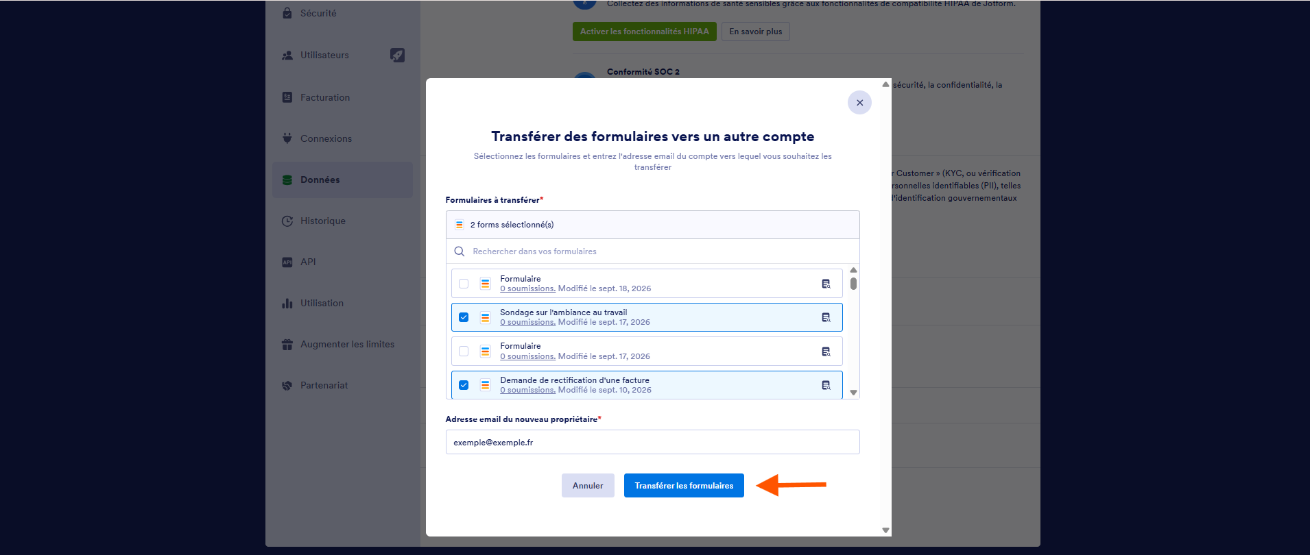 Capture d'écran de la fenêtre Transférer des formulaires vers un autre compte sur la page Données du compte Jotform avec une flèche pointant vers Transférer les formulaires