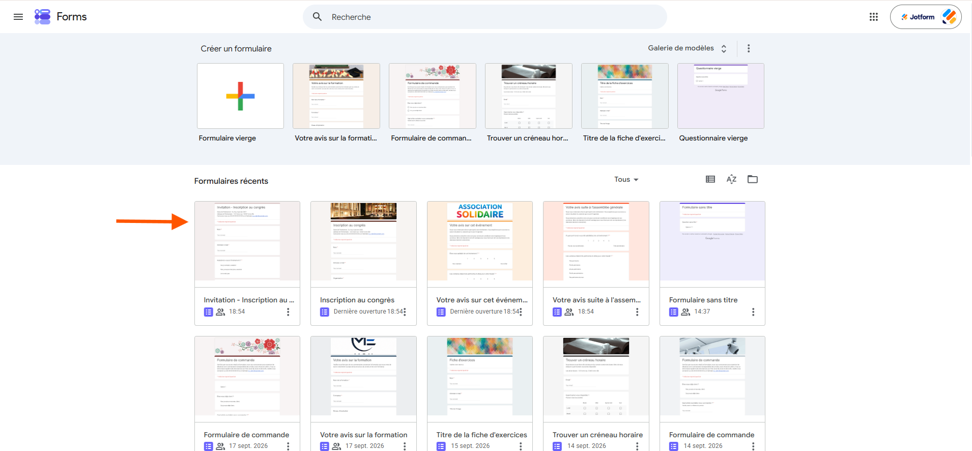 Capture d'écran de l'interface Google Forms avec les modèles en haut et les formulaires existants en dessous et une flèche pointant vers l'un de ces formulaires existants