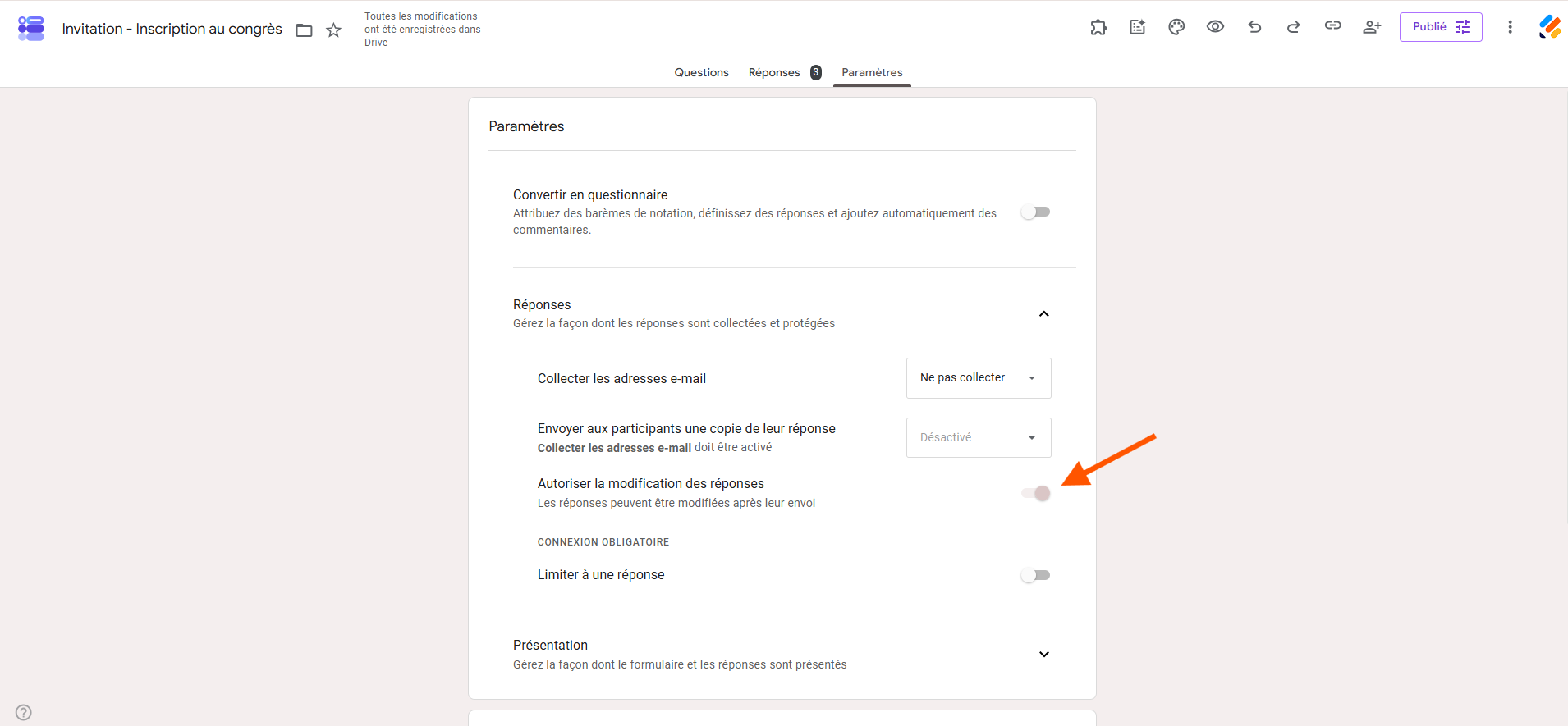 Capture d'écran de l'onglet Paramètres du formulaire Google Forms avec une flèche pointant vers Autoriser la modification des réponses