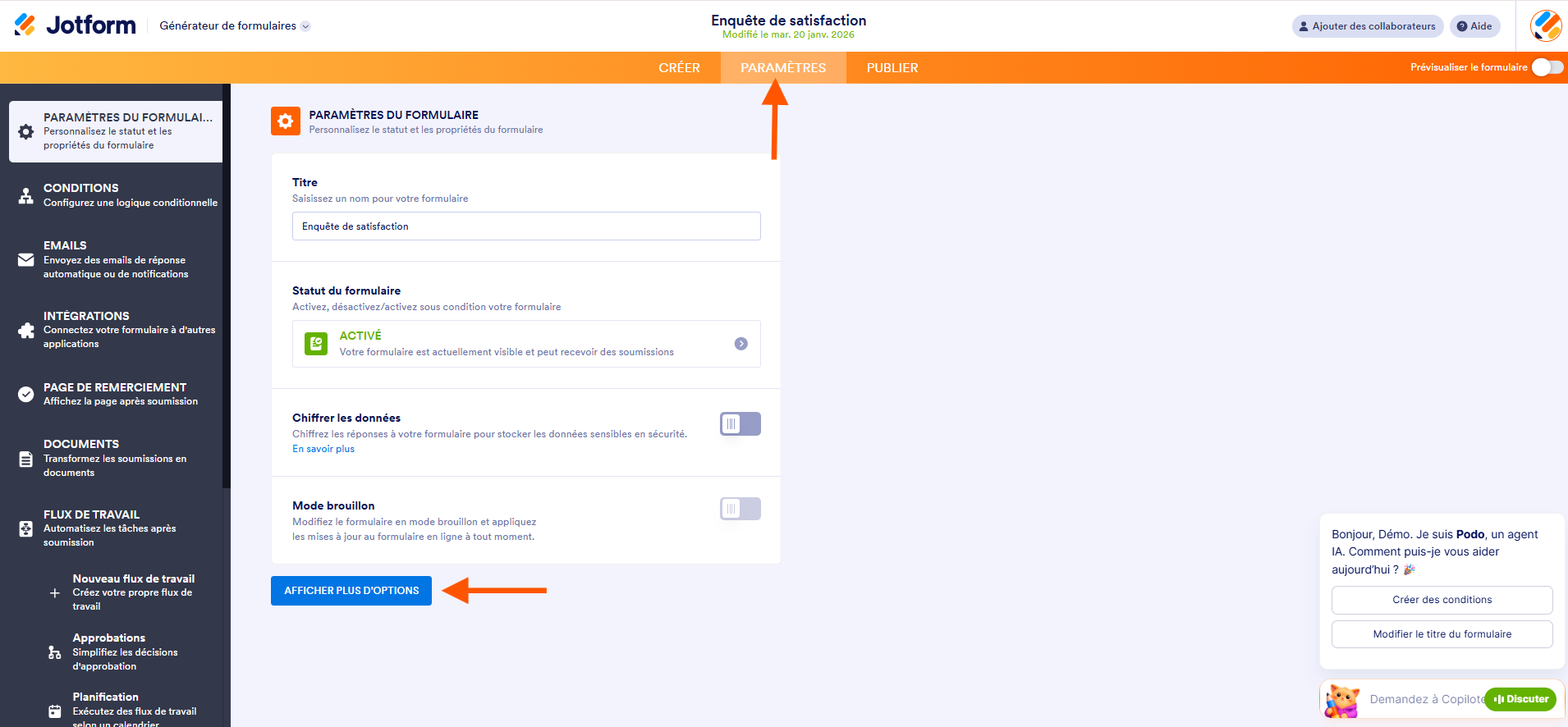 Capture d'écran de la page de l'onglet Paramètres d'un formulaire Jotform avec une flèche pointant vers Afficher plus d'options